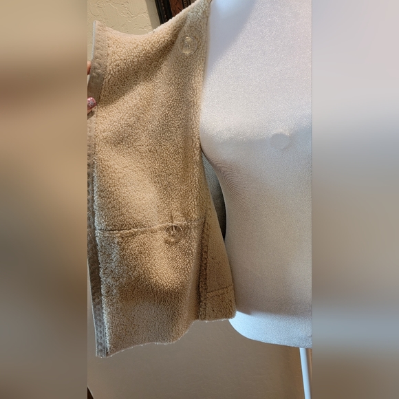 Faux Suede and Sherpa Vest with Hood - Picture 11 of 12